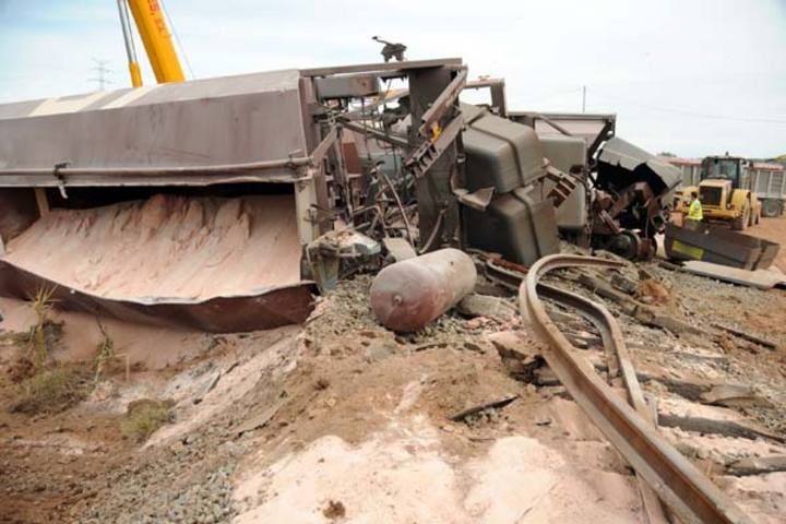 Treballs de retirada del tren descarrilat