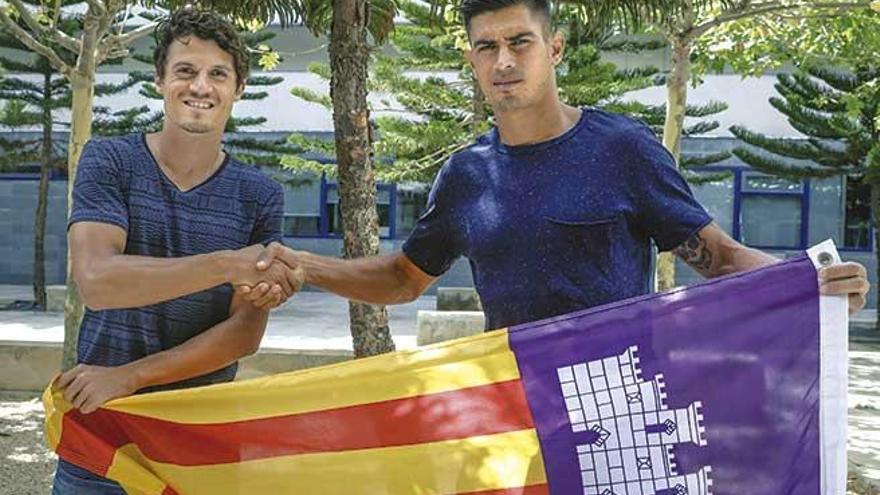 Francesc Fullana y Xisco Campos posan para este diario con la bandera de Mallorca.