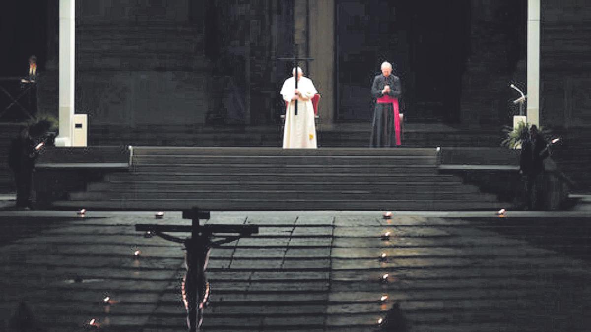 El papa Francisco preside el Via Crucis desde la Plaza de San Pedro en El Vaticano, en abril de 2020, en plena pandemia por el cov