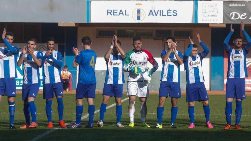 Los jugadores del Real Avilés saludan a la afición, en un partido en el Suárez Puerta de la presenta campaña.