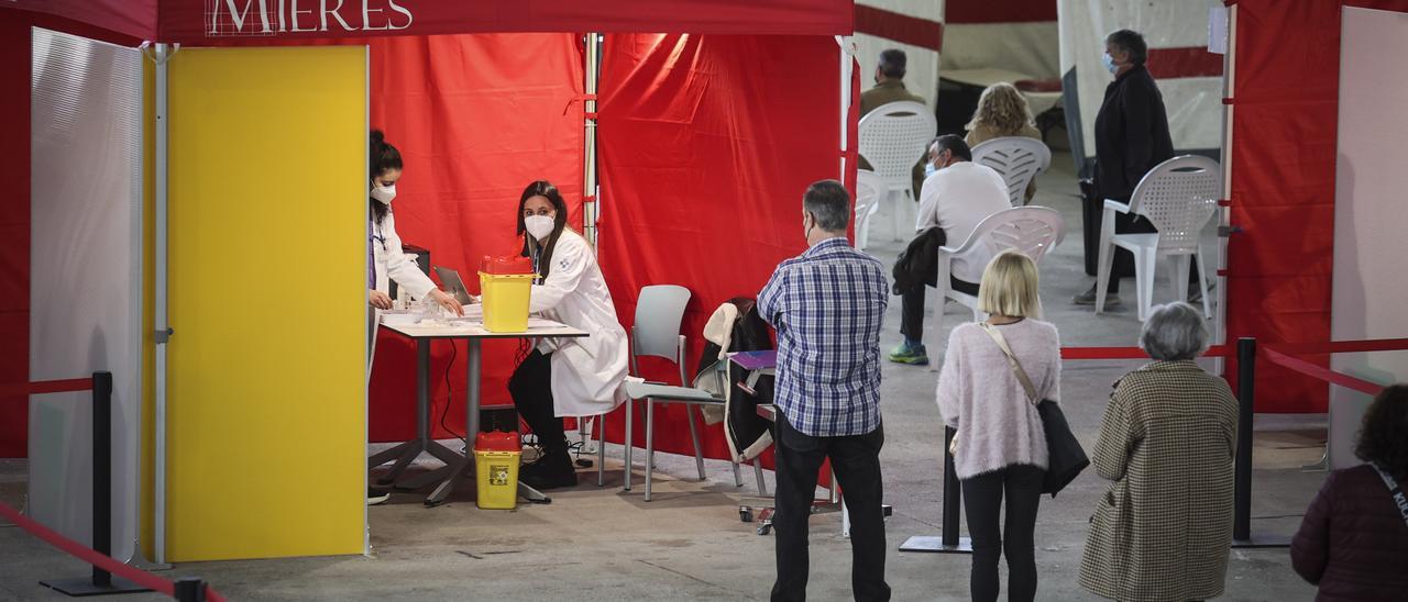 Vacunaciones masivas en el recinto Ferial de Santullano, en Mieres