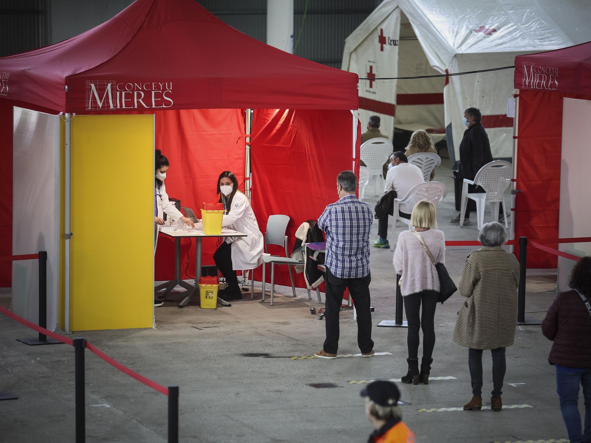 Vacunaciones masivas en el recinto Ferial de Santullano, en Mieres