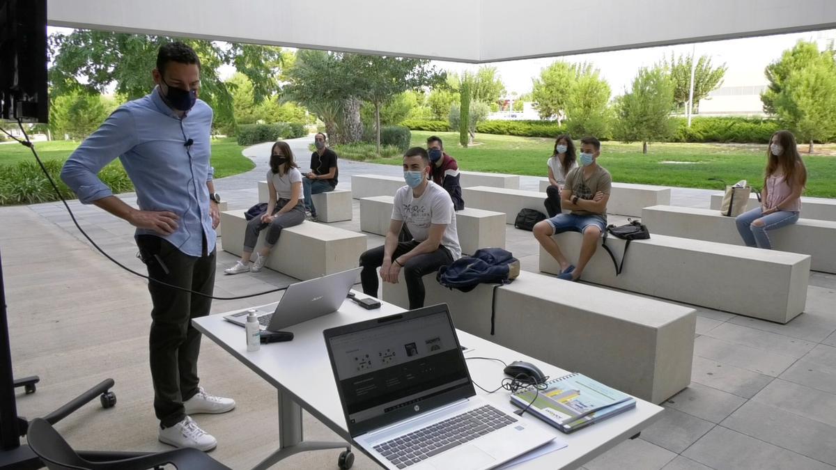 Parte de los alumnos pueden seguir la clase teórica desde casa de forma online y la otra parte lo realizará en el centro