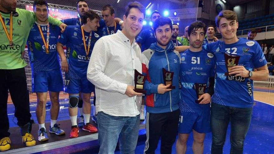 Arón (dcha.) junto a José (segundo por la izquierda), celebrando el ascenso del Teucro. // Gustavo Santos