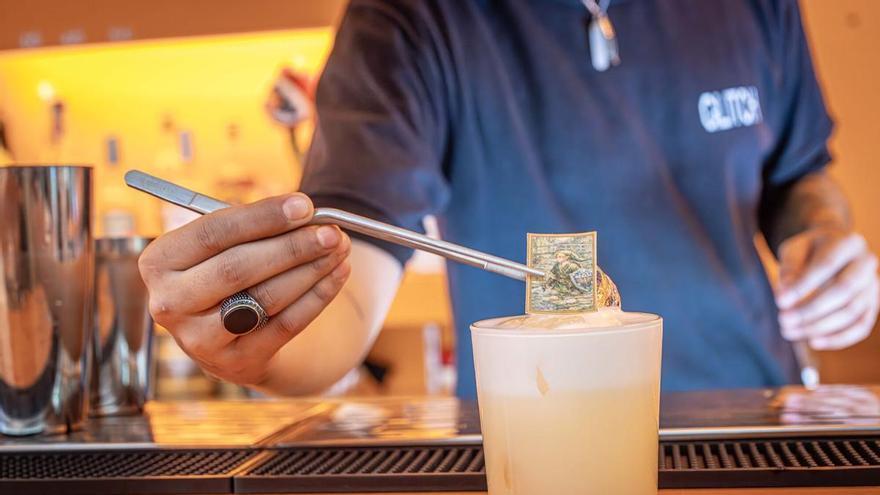 Las bebidas espirituosas apuntan a jóvenes y extranjeros como salvavidas para frenar su crisis de consumo