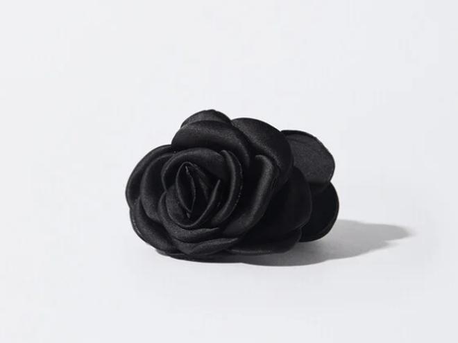 Pinza flor negra de Parfois