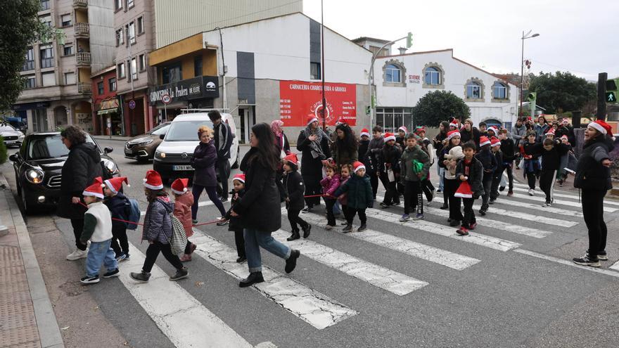 Cantos de Reis a cambio de aguinaldo de los alumnos del CEIP O Sello de Vigo