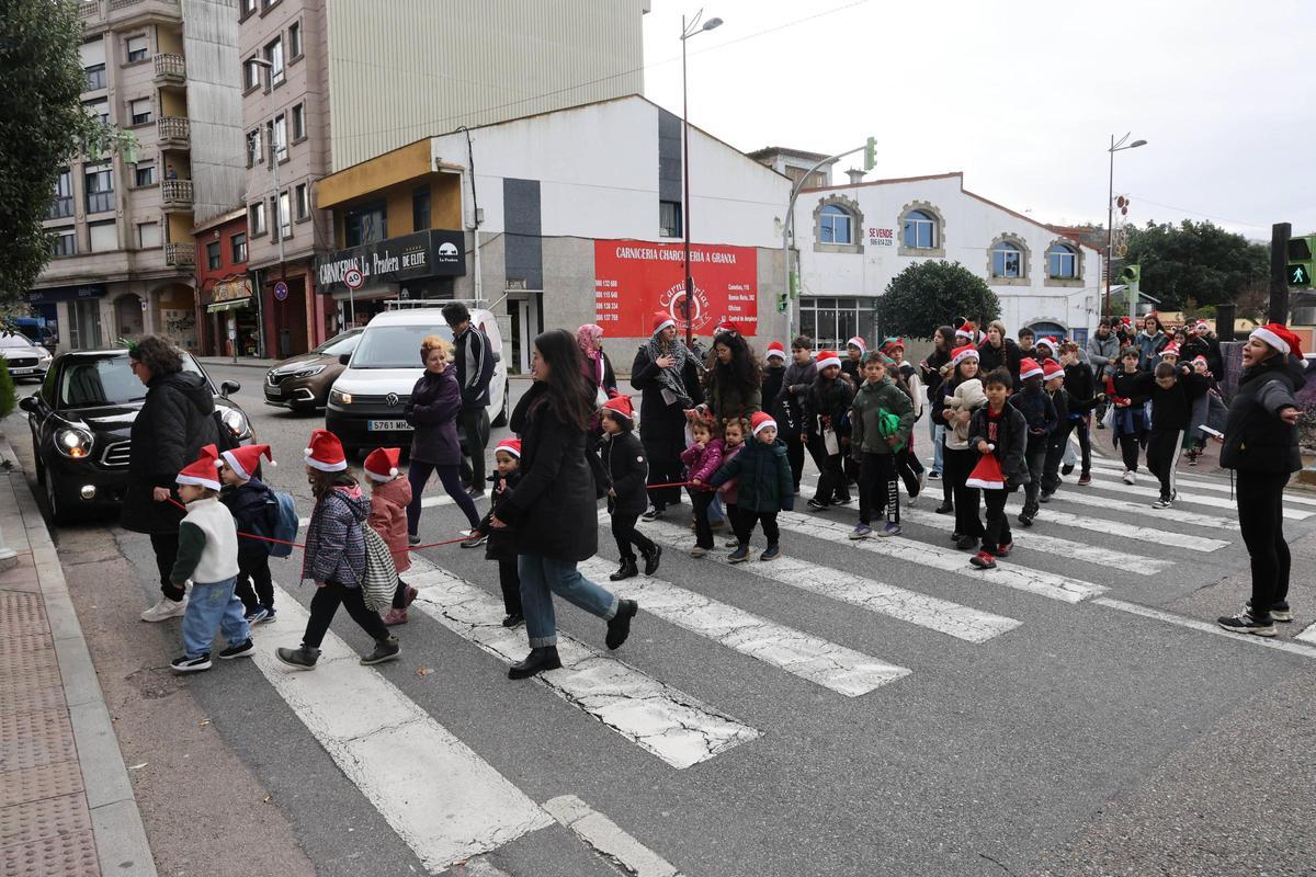 Los niños del colegio O Sello, en Cabral, recorren las calles para pedir el aguinaldo Los niños del colegio O Sello, en Cabral, recorren las calles para pedir el aguinaldo
