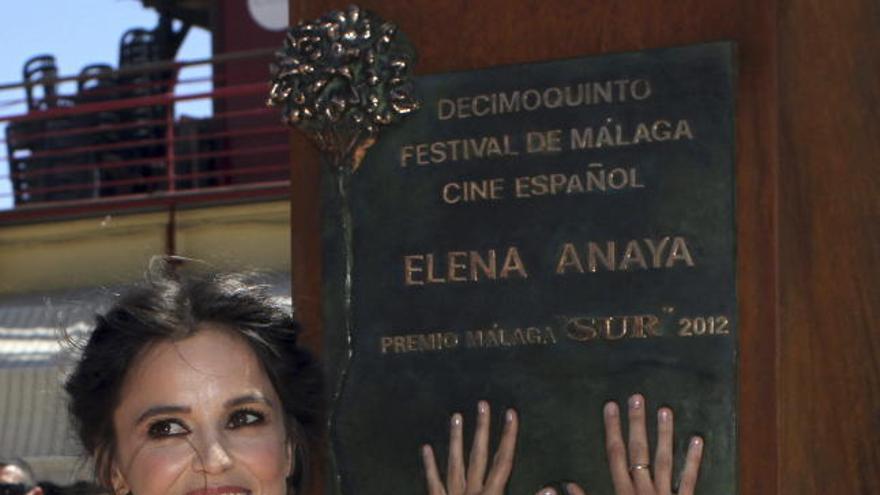 La actriz Elena Anaya(c), que esta noche recibe el Premio Málaga-Sur, deja su huella en un monolito en el paseo marítimo Antonio Banderas.