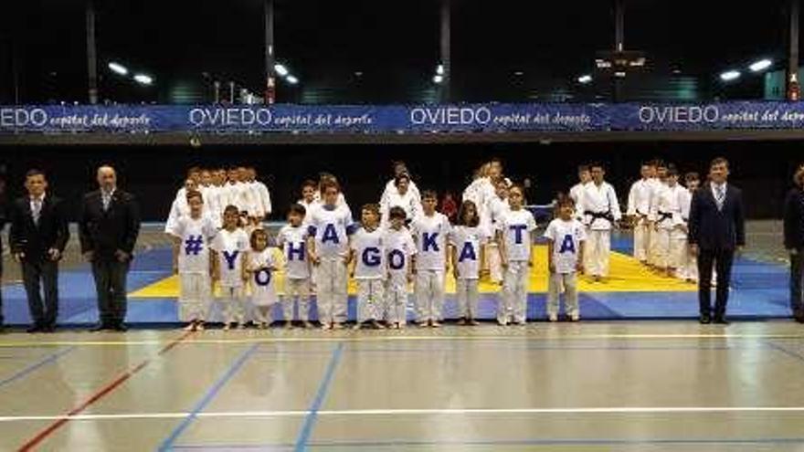Participantes en el campeonato y unos niños que hicieron unas letras para promocionar la práctica de las katas.