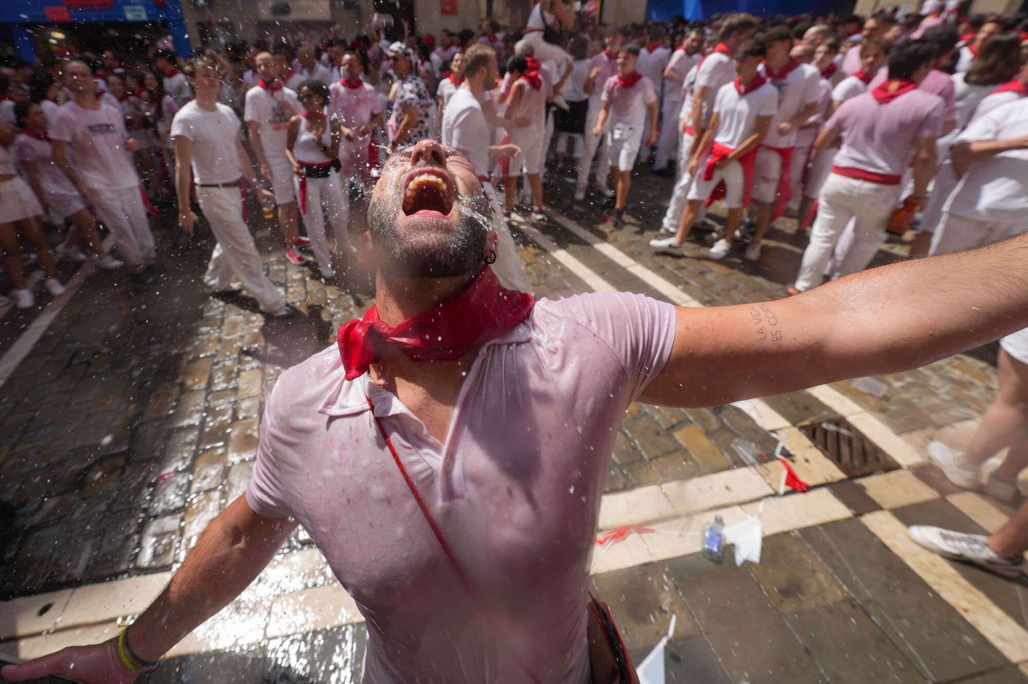 PAMPLONA, 06/07/2025.- Celebración en la Plaza Consistorial de Pamplona con motivo del del Chupinazo desde el balcón del ayuntamiento de Pamplona, este domingo. EFE/ Ainhoa Tejerina