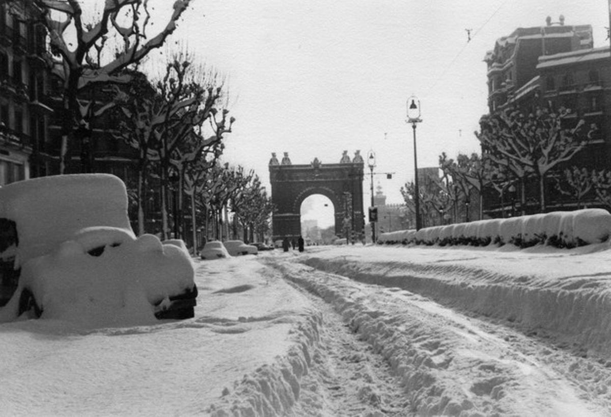 Una imatge del passeig de Sant Joan, amb l’Arc de Triomf al fons. Es calcula que van caure 25 milions de metres cúbics de neu.