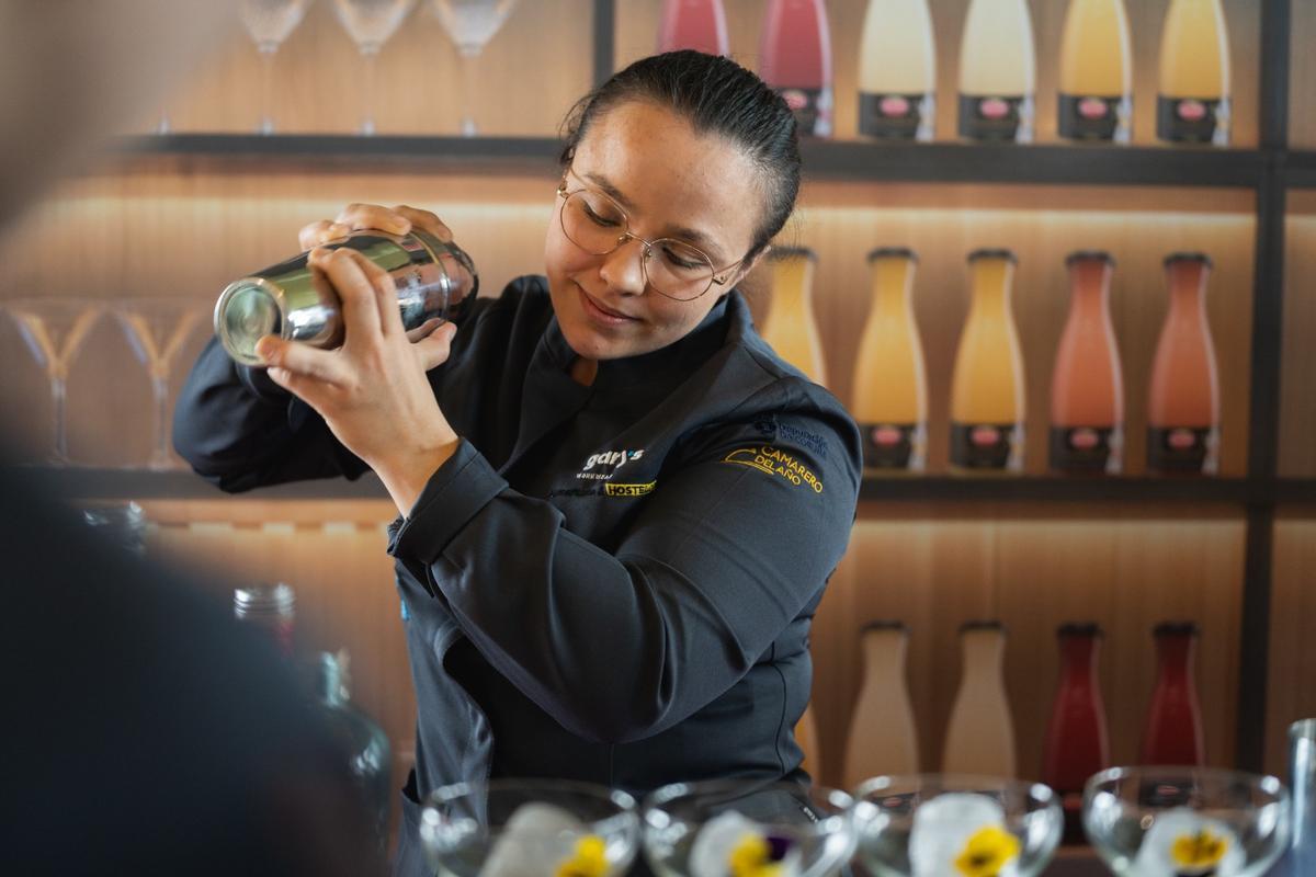 Sonia García Durán, en plena competición en la semifinal del concurso Camarero del Año