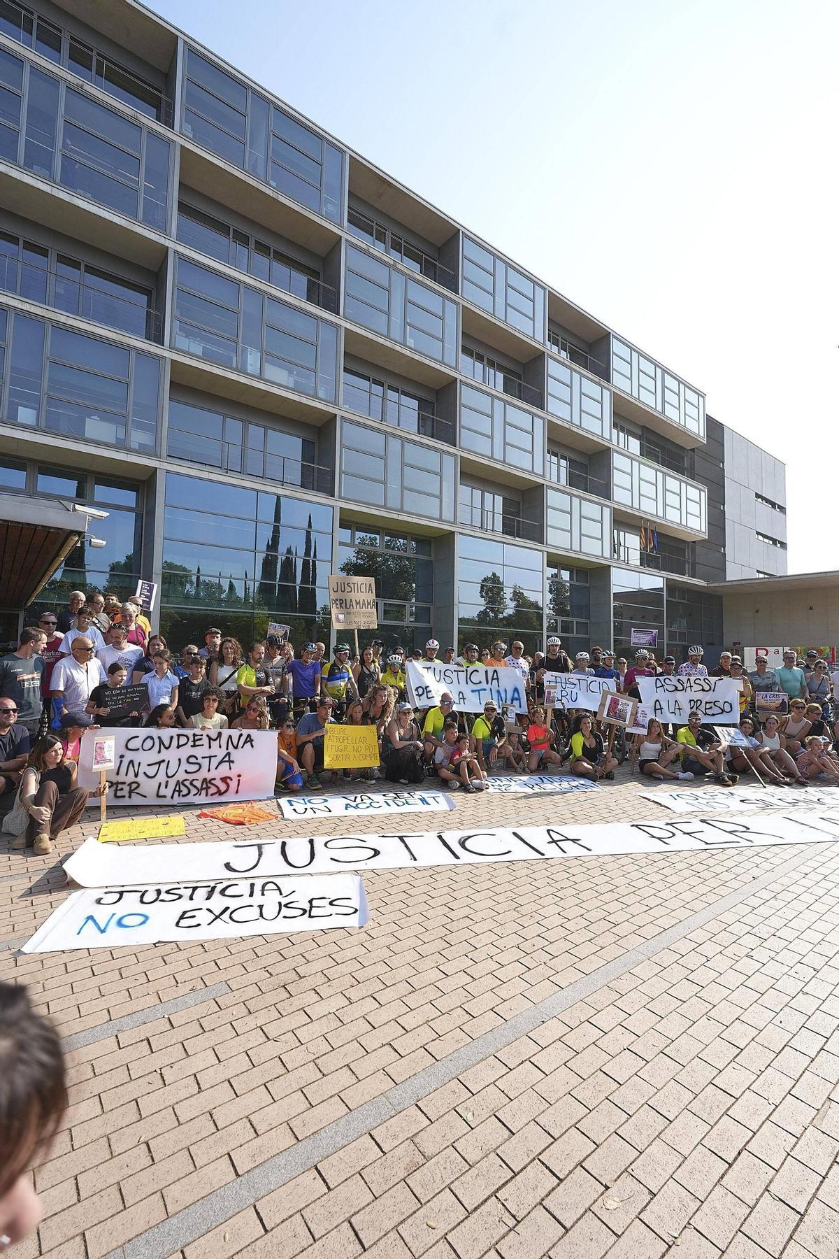Les imatges de la concentració de rebuig a la condemna pel conductor que va matar una ciclista als Àngels