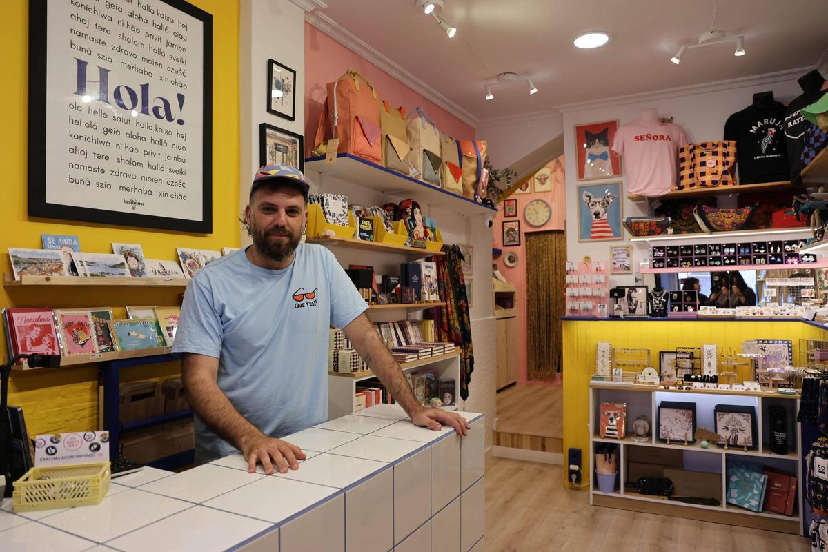Diego Rodríguez, ayer, en Bradouro, la tienda independiente que dirige en Redondela.