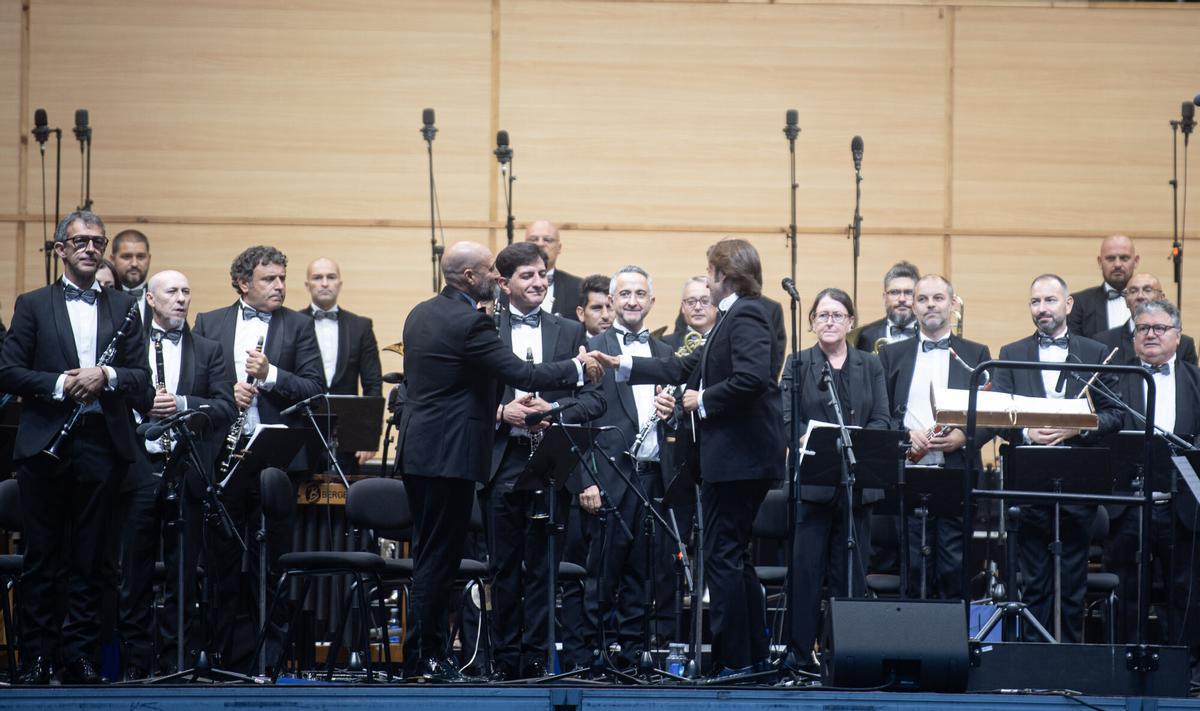 Bajo la batuta del director alicantino Juan Miguel Romero Llopis, la Banda Municipal ofreció un repertorio basado en bandas sonoras de películas. Bajo la batuta del director alicantino Juan Miguel Romero Llopis, la Banda Municipal ofreció un repertorio basado en bandas sonoras de películas.