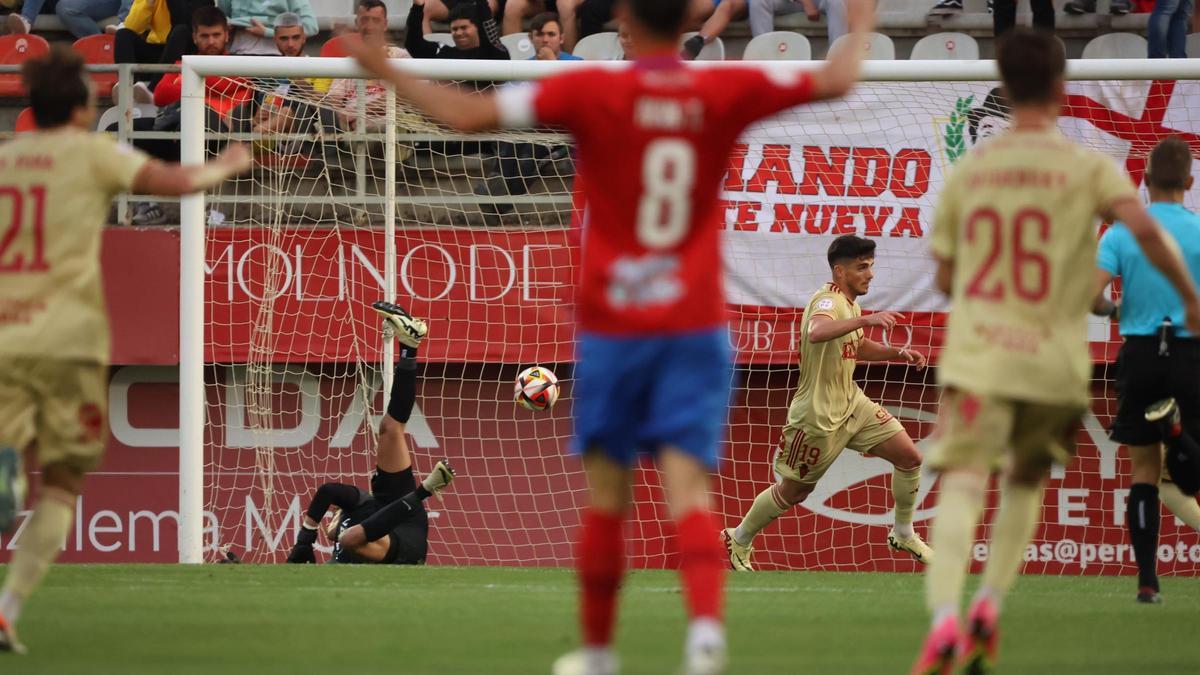 Juanmi Carrión al fondo tras batir a Lucho y lograr el gol del triunfo grana