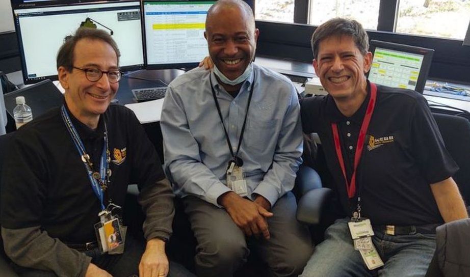 De derecha a izquierda, los miembros del equipo de despliegues de la NASA del telescopio espacial 'James Webb' Alejandro Rivera, Alphonso Stewart y Jon Lawrence.
