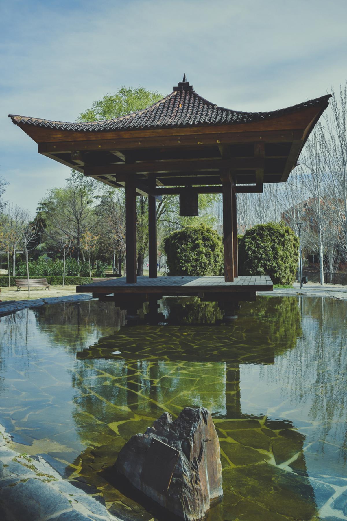 Campana de la Paz japonesa en el Parque Jardín de la Vega en España, Alcobendas