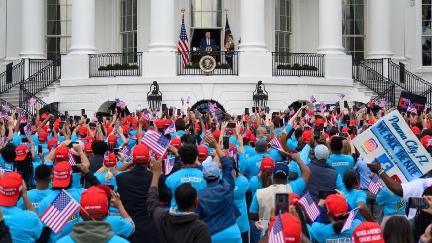 Trump al balcó de la Casa Blanca, dissabte, davant de centenars de persones |