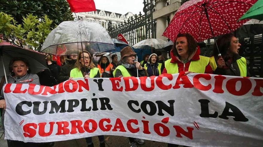 Concentración de los acompañantes de autobuses escolares.