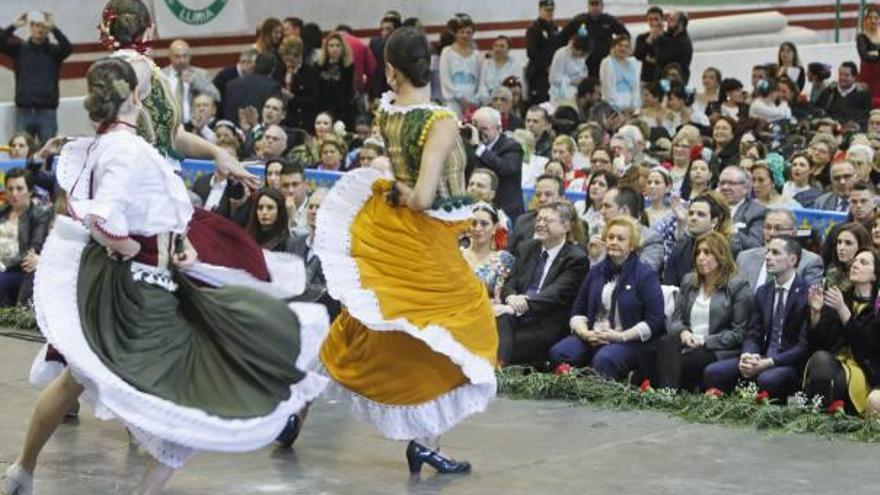 En primera fila Verónica Catalá, Puig, Torres y Díaz disfrutan de las actuaciones de flamenco, ayer, en el pabellón de Mislata.