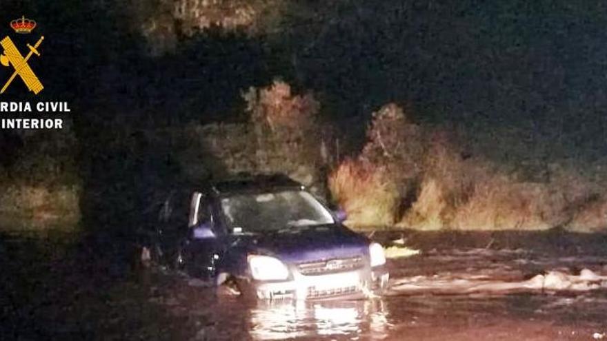 Rescatan a tres personas atrapadas en su coche en un arroyo de Alconchel