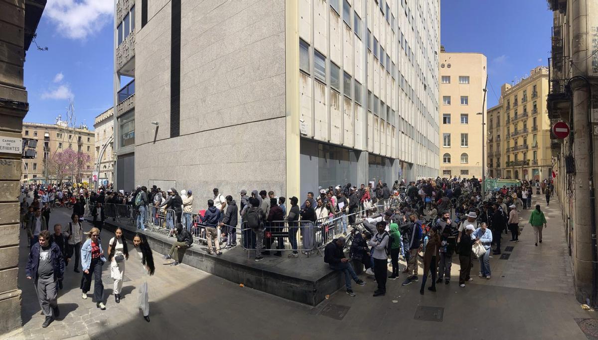 Barcelona registra una nova jornada de llargues cues per la regularització