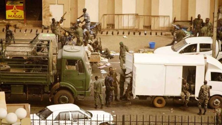 Soldados armados, ayer, en las calles de Bamako. | reuters