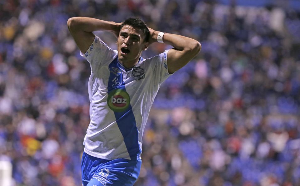 Guillermo Martínez celebra su golazo de chilena en el descuento para el Puebla.