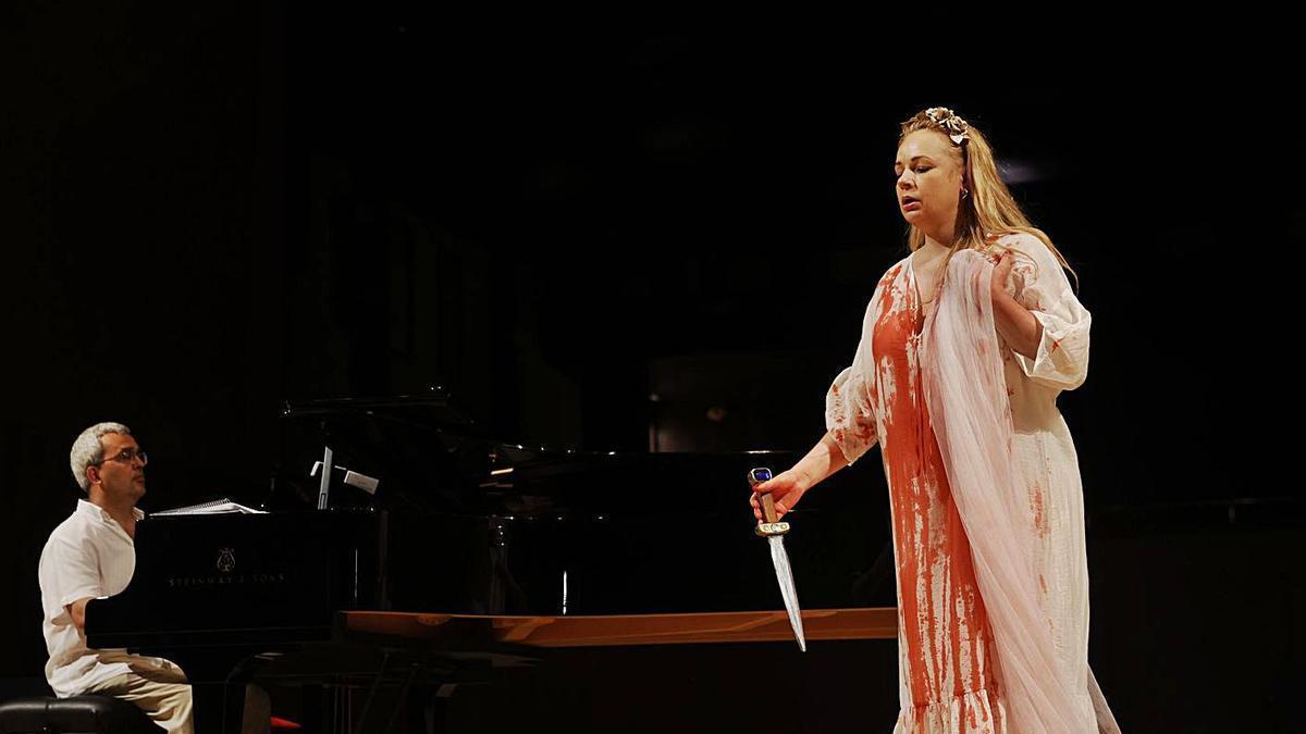 Beatriz Vázquez, en el ensayo del aria de la locura de “Lucia di Lammermoor”, con Mario Álvarez al piano, ayer, en el Auditorio. | Miki López