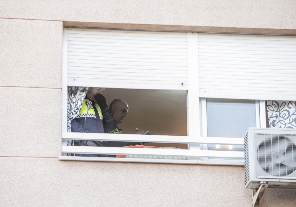 Herida una mujer al caer al vacío mientras limpiaba en su casa de Alicante.