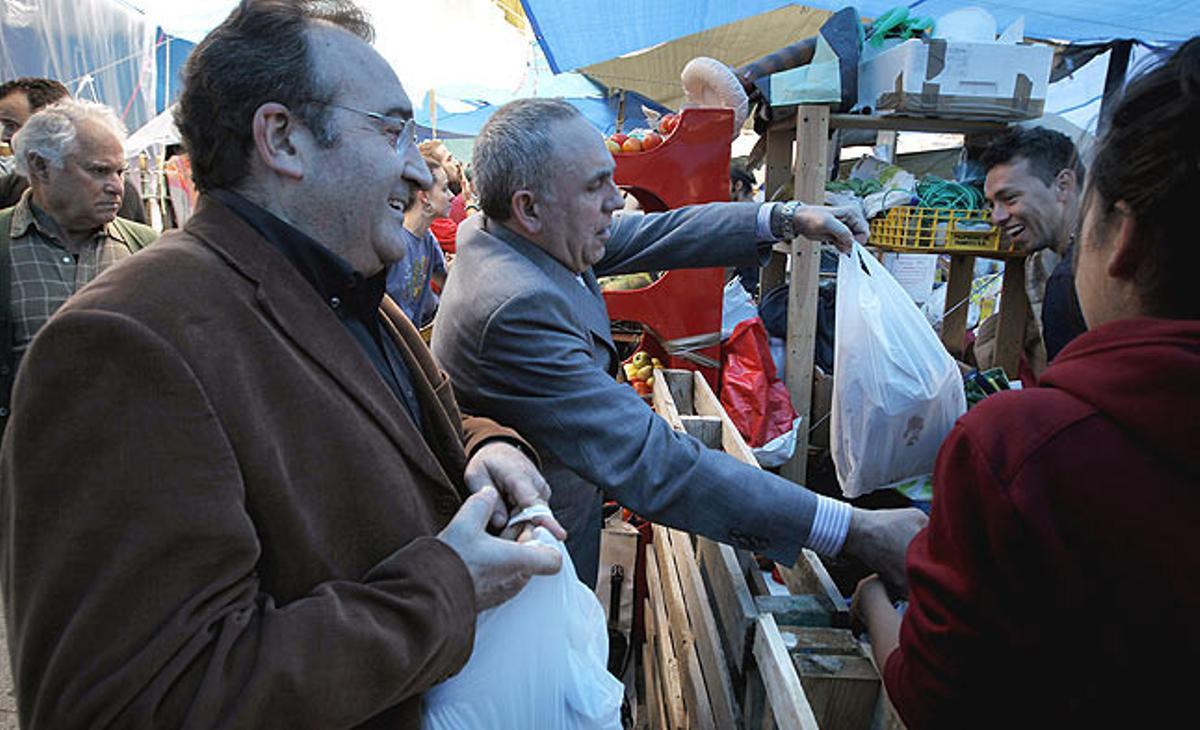 Uns ciutadans aporten menjar a la comissió d’aliments de l’acampada de la Puerta del Sol.