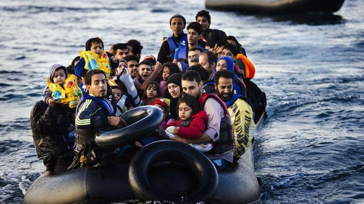 Un grupo de refugiados llegan en una lancha neumática a Lesbos, este miércoles.