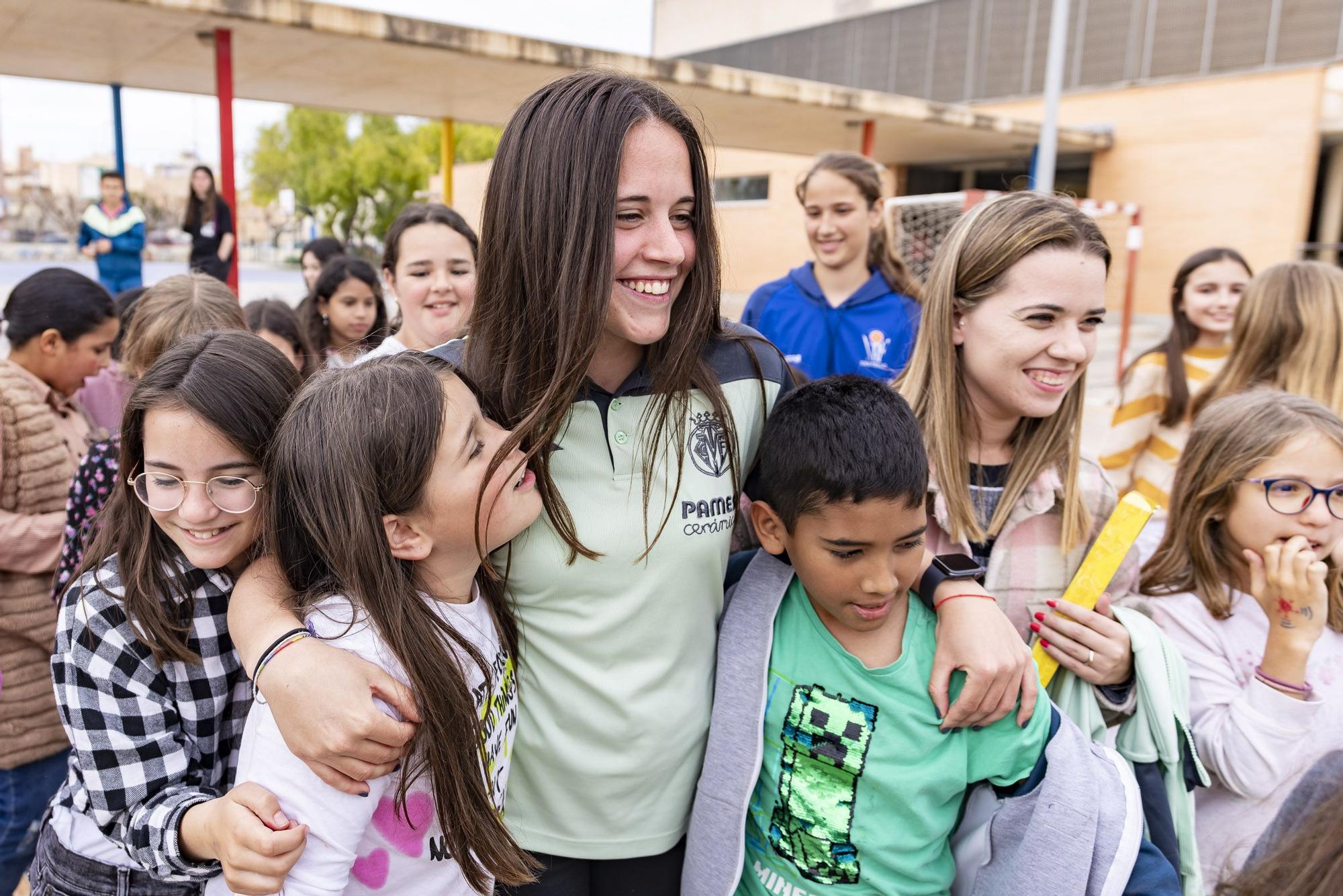 La jugadora del Villarreal Rocio García, con unos alumnos del CEIP Germans Ochando