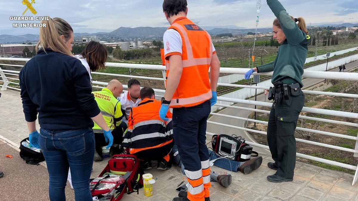 Agentes de la Guardia Civil y el personal sanitario auxiliaron al herido.