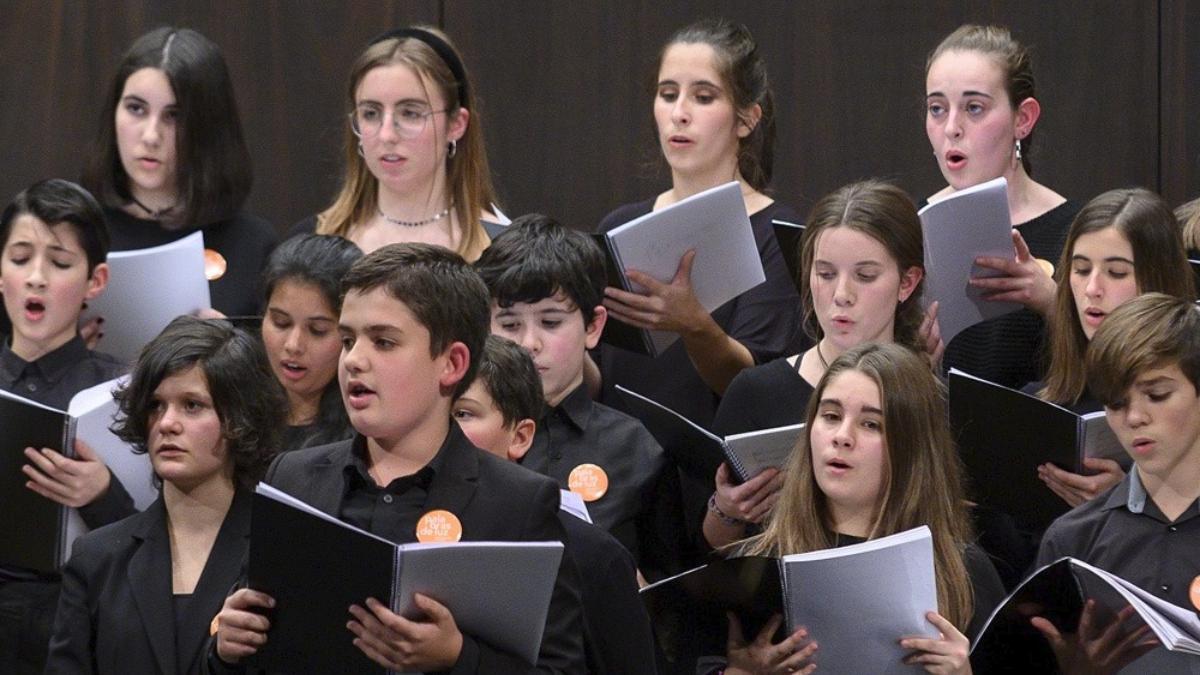 Parte de integrantes del coro infantil juvenil Cantabile, que actúan esin de semana en Santiago.