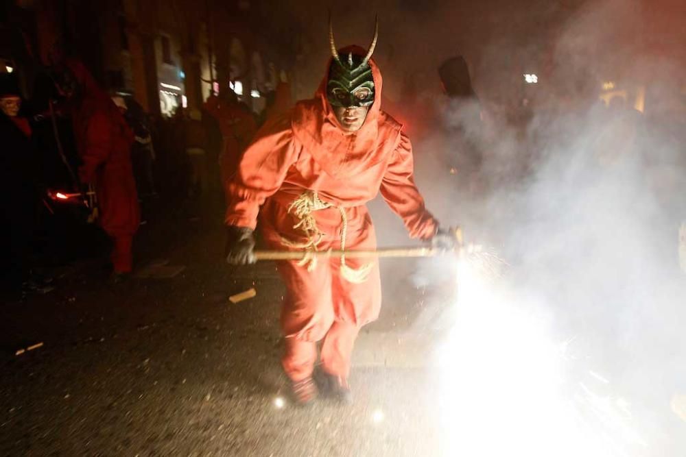 Rund 20.000 Zuschauer verfolgten am Sonntagabend (29.1.) das Spektakel der Teufel und Bestien auf Mallorca, die lärmend und funkensprühend durch Palma zogen. Die Tradition zu Palmas Stadtfest Sant Sebastià war wegen des Unwetters verschoben worden.