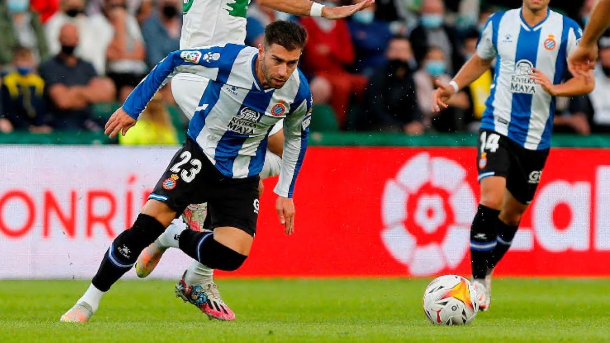 Embarba disputando un balón