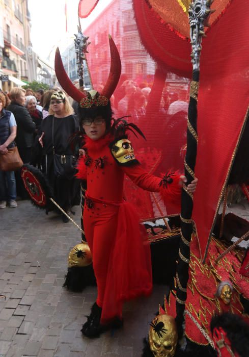 Desfile de dioses y grupos de animación.