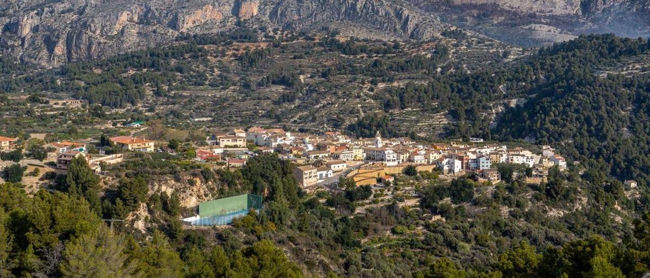Vista panorámica del municipio de Beniardà, enclavado en la Vall de Guadalest.
