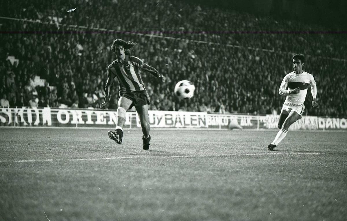 Kempes, durante un partido con la camiseta del Valencia CF.