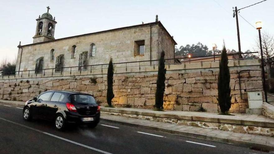 La iglesia Santa Eulalia, situada en la parroquia de Mos, será una de las que se señalicen. // A. Hernández