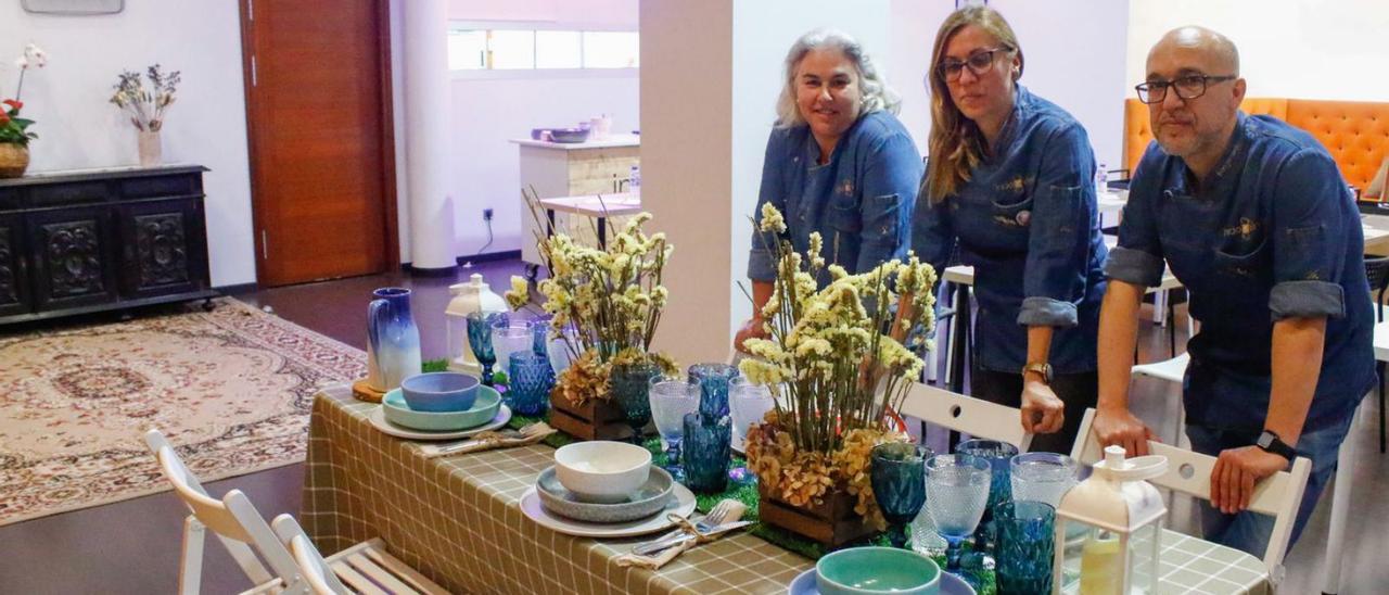 Rocío Garrido, Coque Fariña y Fran Jamardo en el local donde desarrollan y muestran su pasión.