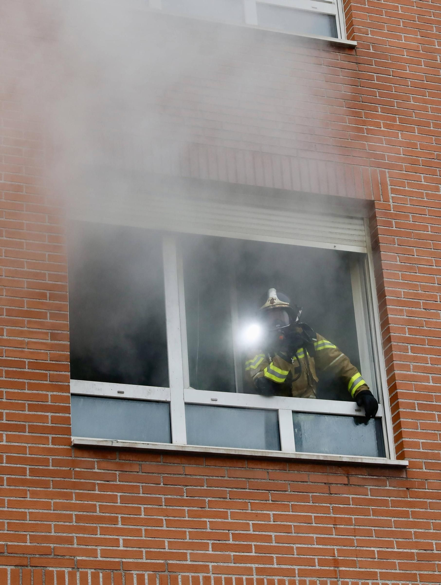 Un incendio en Gijón obliga a desalojar a varios vecinos (en imágenes)