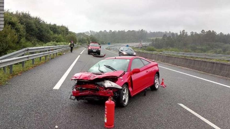 Imagen del vehículo accidentado en la autovía.