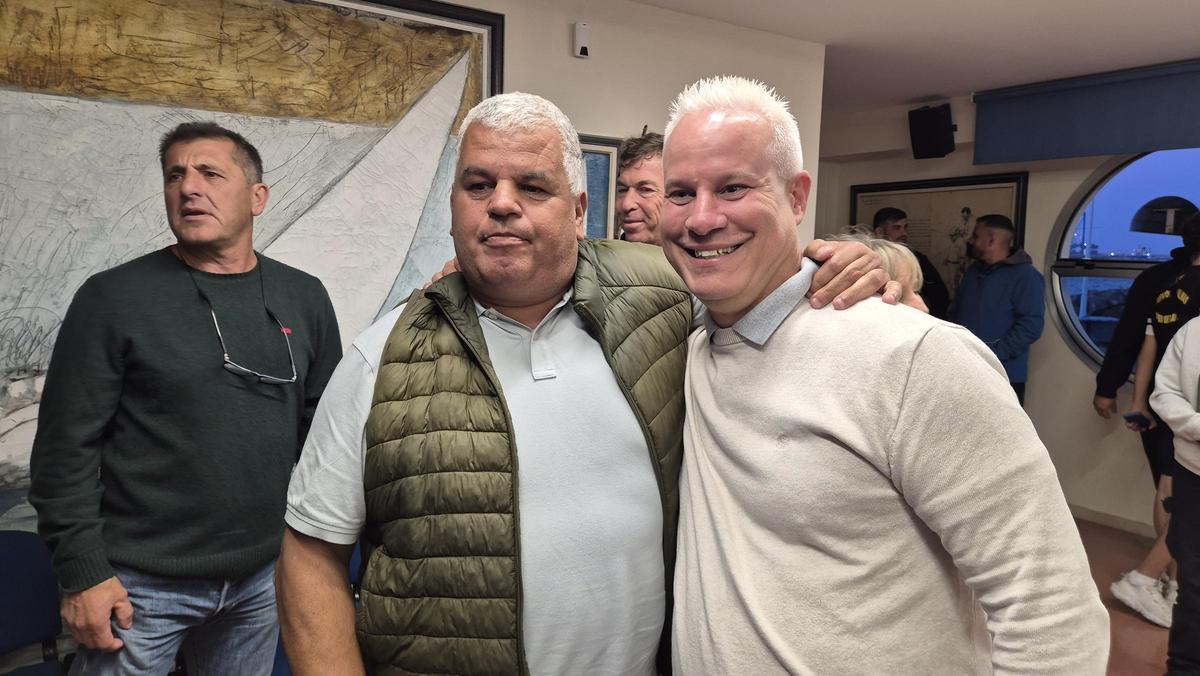 Manuel Farías (izd.) junto a su adversario, Abián García, al término de la votación a la presidencia.