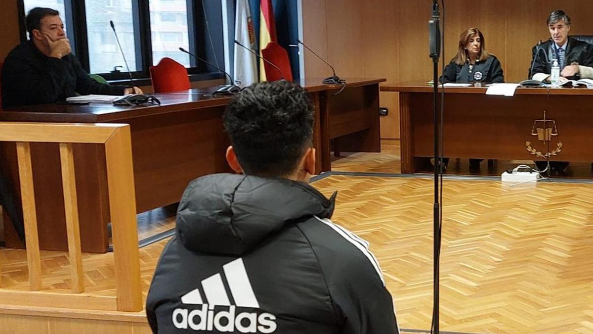 El condenado, esta mañana en el banquillo en los juzgados de Vigo.