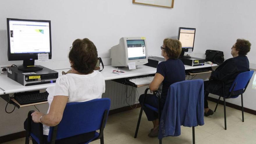 La UMU impartirá cursos a los vecinos en las aulas de libre acceso a Internet