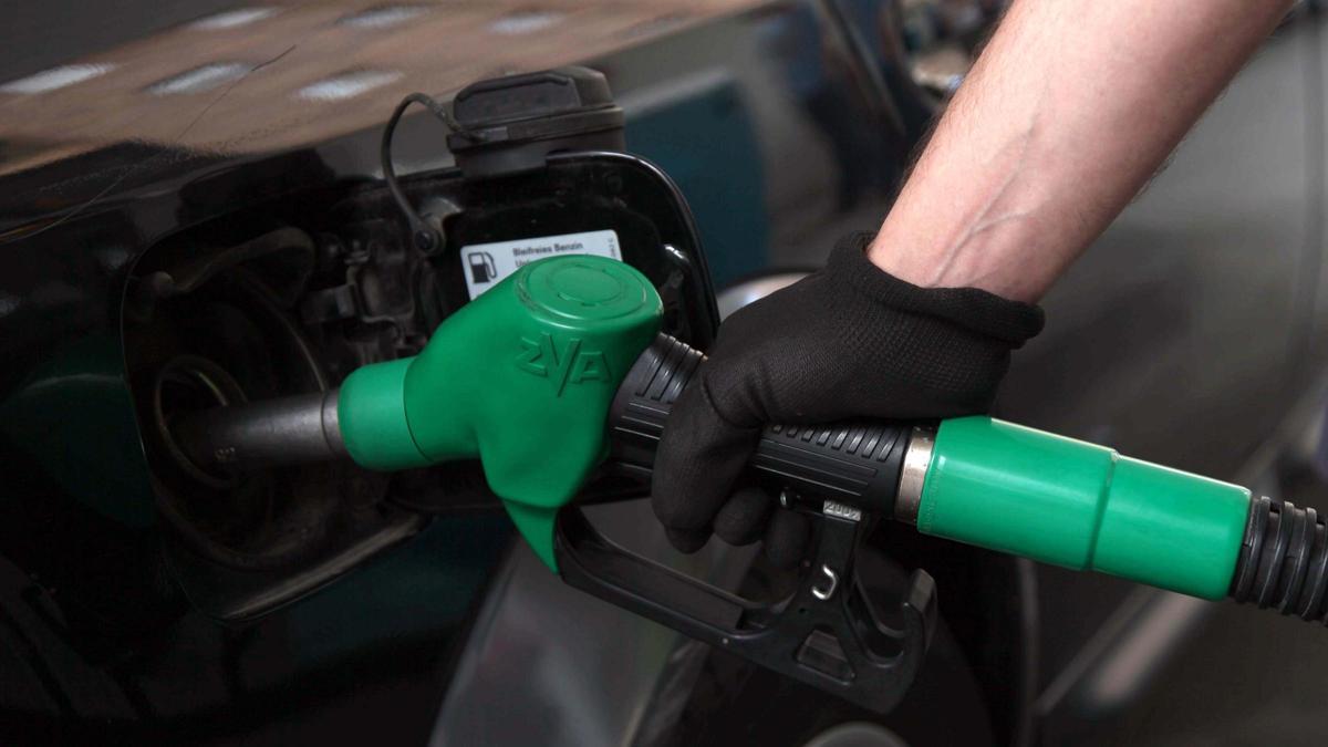 Un hombre reposta gasolina en una estación de servicio